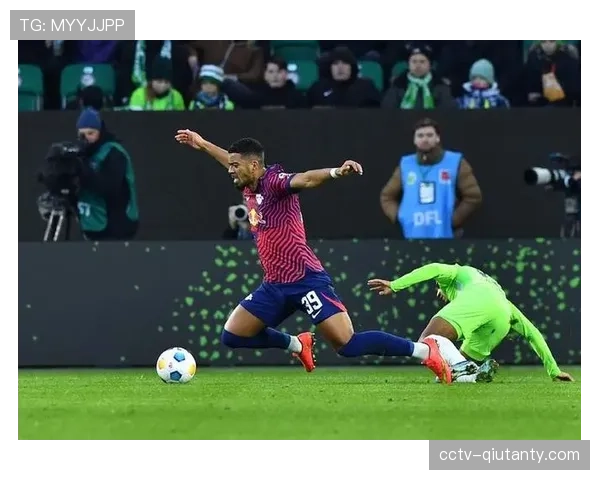 镜头语言：莱比锡小将西马坎进球后冲向看台与家人庆祝